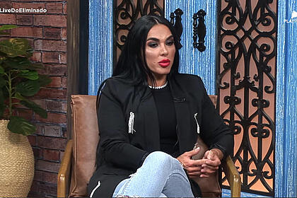 Kamila Simioni na live do eliminado olhando para baixo