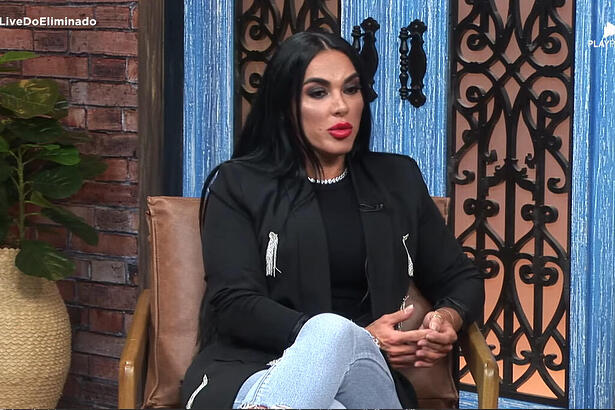 Kamila Simioni na live do eliminado olhando para baixo