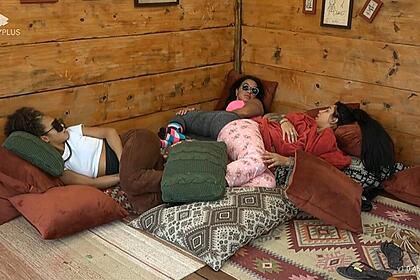 Lily Nobre, Kamila Simoni e Jenny na casa da árvore de A Fazenda 15 conversando sobre Nadja