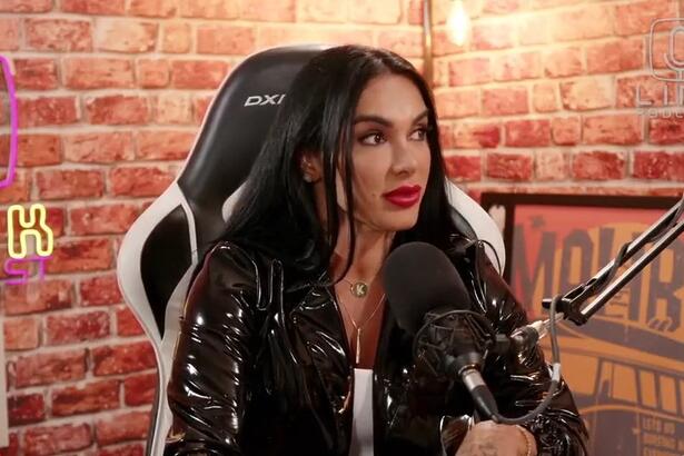Simioni de casaco preto no Link Podcast