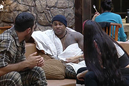 Black, Shay e Alicia durante conversa em A Fazenda