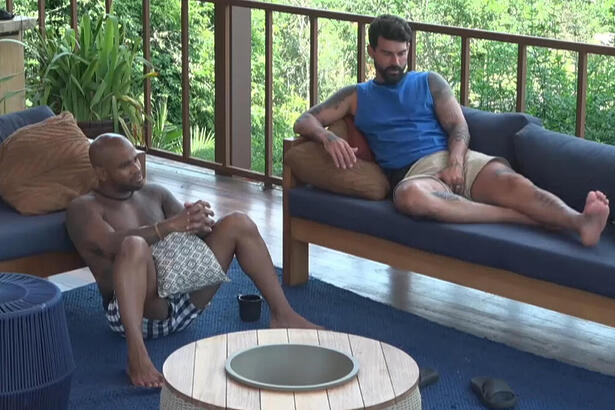 Black e Radamés durante conversa na área externa de A Fazenda
