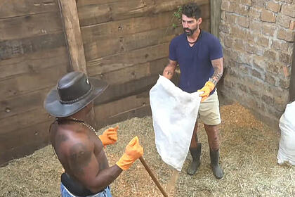 Black e Radamés em conversa no trato dos animais de A Fazenda