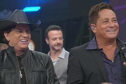 Chitãozinho e Leonardo no palco do Altas Horas