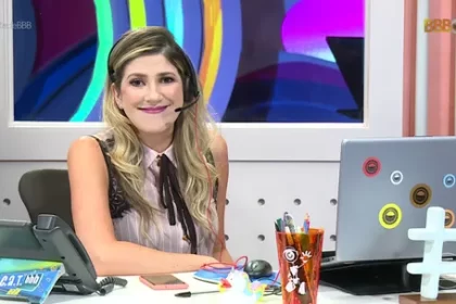 Dani Calabresa de cabelo solto, liso, sentada nos estúdios do CAT BBB, da TV Globo