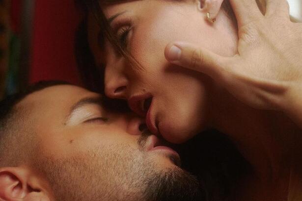 Deborah Secco beijando Pedro Sampaio durante gravação de videoclipe com Pedro Sampaio
