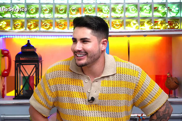 Lucas Souza durante entrevista ao programa Selfie Service