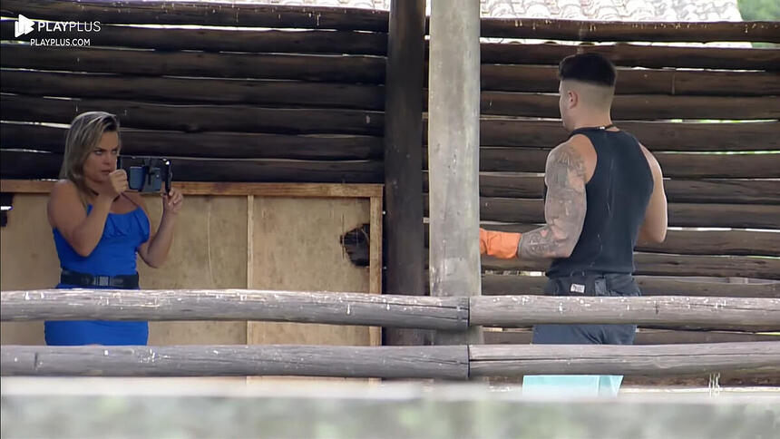 Lucas e Kally durante o câmera-trato de A Fazenda