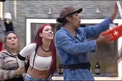 Marcia Fu e Alicia durante a treta do dipirona em A Fazenda
