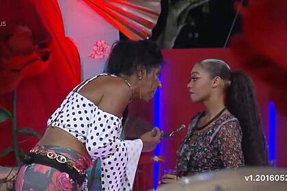 Márcia conversando com Lily durante festa de A Fazenda 15.