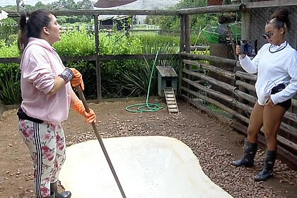 Nadja e Lily durante a câmera-trato de A Fazenda