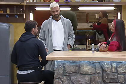 Radamés, Shay e Alicia durante conversa em A Fazenda