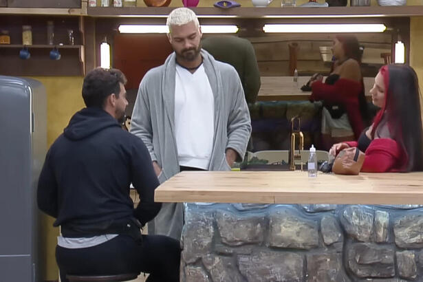 Radamés, Shay e Alicia durante conversa em A Fazenda
