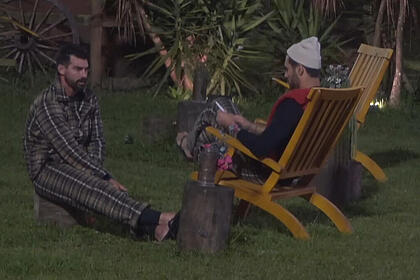 Radamés e Shay durante conversa na madrugada de A Fazenda