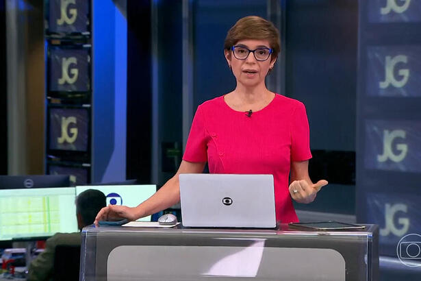 Renata Lo Prete, atrás do púlpito, no novo cenário do Jornal da Globo