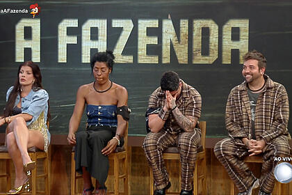 Jaquelline, Marcia Fu, Sander e Lucas sentados no banquinho durante formação da Roça