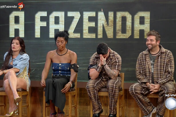 Jaquelline, Marcia Fu, Sander e Lucas sentados no banquinho durante formação da Roça