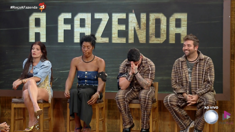 Jaquelline, Marcia Fu, Sander e Lucas sentados no banquinho durante formação da Roça