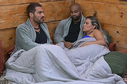 Shay, Black e Kally durante conversa em A Fazenda