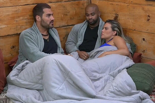 Shay, Black e Kally durante conversa em A Fazenda