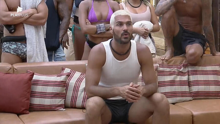 Shay sendo informado da punição em A Fazenda
