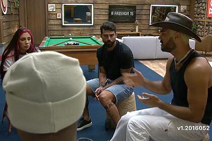 Shay sentado com Radamés, Alicia X, e Black no Rancho do Fazendeiro.