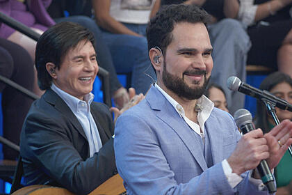 Xororó e Luciano no palco do Altas Horas