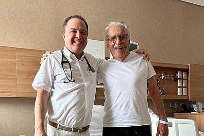 Doutor Roberto Kalil ao lado de Carlos Alberto de Nóbrega no quarto de hospital