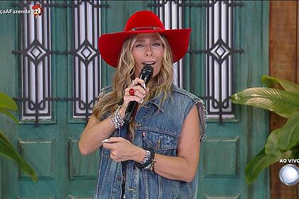 Adriane Galisteu na varanda de A Fazenda