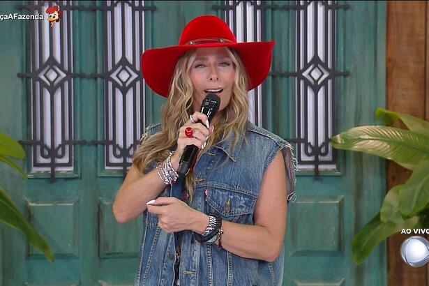 Adriane Galisteu na varanda de A Fazenda
