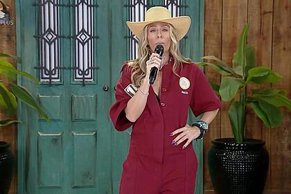 Adriane Galisteu vestindo o macacão vermelho do Rico