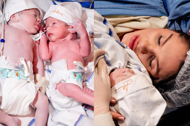 Filhos gêmeos de Bárbara Evans de toca e fralda; Bárbara Evans deitada ao lado dos gêmeos, na maca, na maternidade