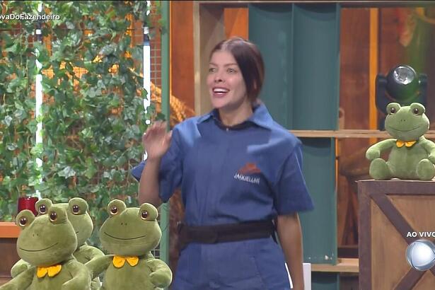 Jaquelline sorrindo no cenário da Prova do Fazendeiro