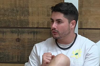 Lucas Souza na cama de A Fazenda 15
