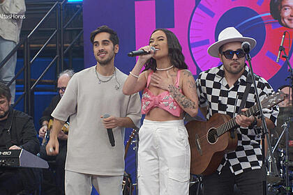 Diogo, Rodrigo e Gabi, a Banda Melim cantam no palco do Altas Horas