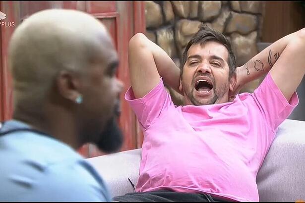 Tonzão Chagas observa Sander Mecca que boceja no Rancho do Fazendeiro
