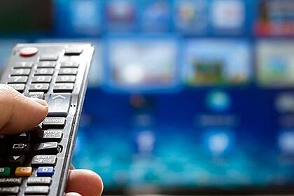 Arte com controle remoto em destaque e logos de empresas de comunicação