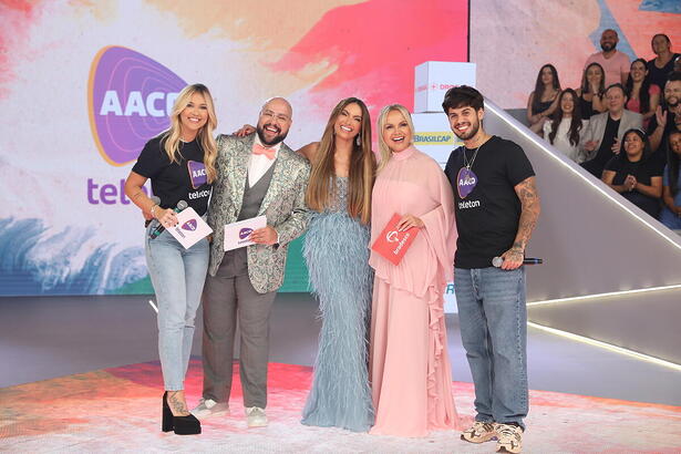 Firginia Fonseca, Thiago Abravanel, Patrícia Poeta, Eliana e Zé Felipe no palco do Teleton 2023