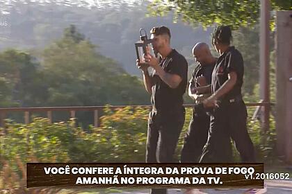 Radamés segurando o lampião e beijando.