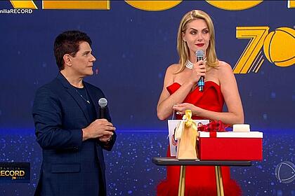Cesar Filho olha para Ana Hickmann que chora no palco do Família Record
