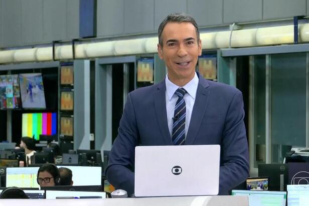 Cesar Tralli durante a apresentação do Jornal Hoje