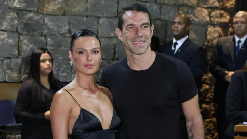 Isis Valverde e Marcus Buaiz em foto posada juntos