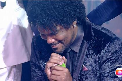 Ivan Barreto chora no palco do The Voice Brasil 12