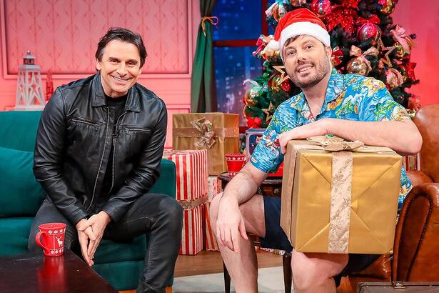 Murilo Rosa e Danilo Gentili no cenário de Natal do The Noite
