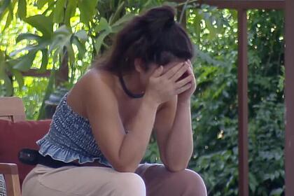 Nadja de cabeça baixa e chorando novamente em A Fazenda