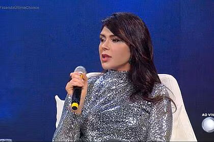 Nadja durante participação do programa Hora do Faro.
