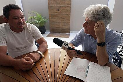 Caco Barcellos entrevistando um familiar de uma das vítimas do cigarro eletrônico no profissão repórter