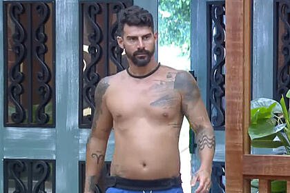 Radamés entrando na sede de A Fazenda