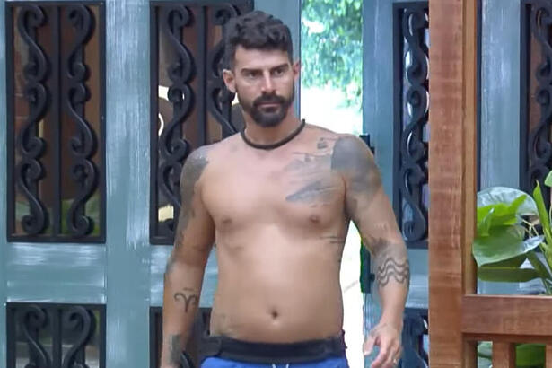 Radamés entrando na sede de A Fazenda