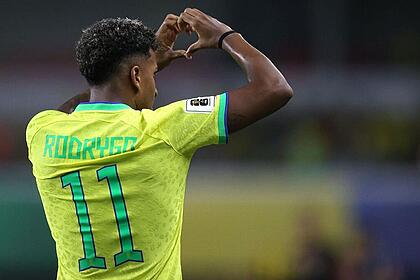 Rodrygo comemorando gol com a camisa da Seleção Brasileira
